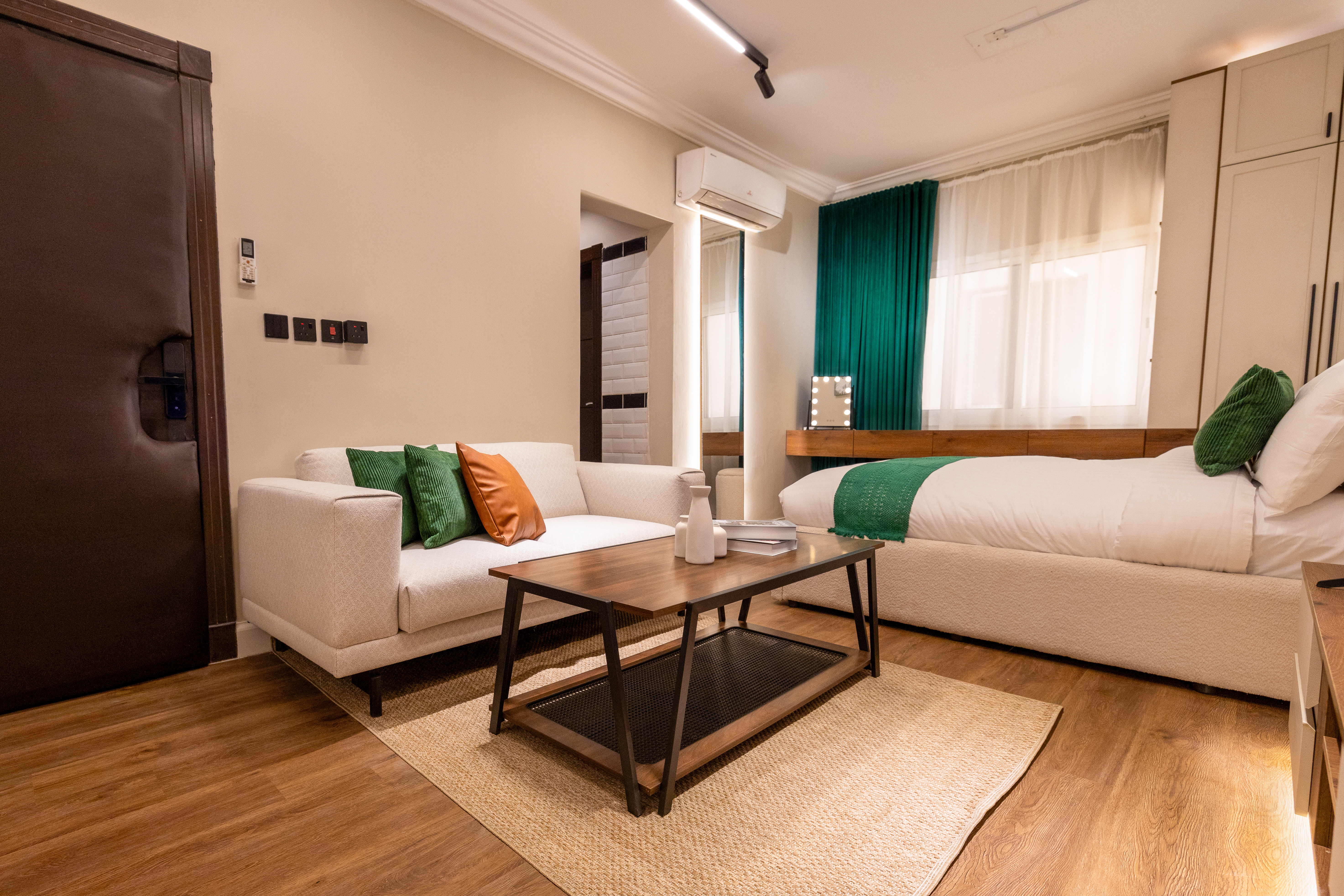 استوديو الملقا | شاشه 65 | تنظيف يومي | دخول ذاتي