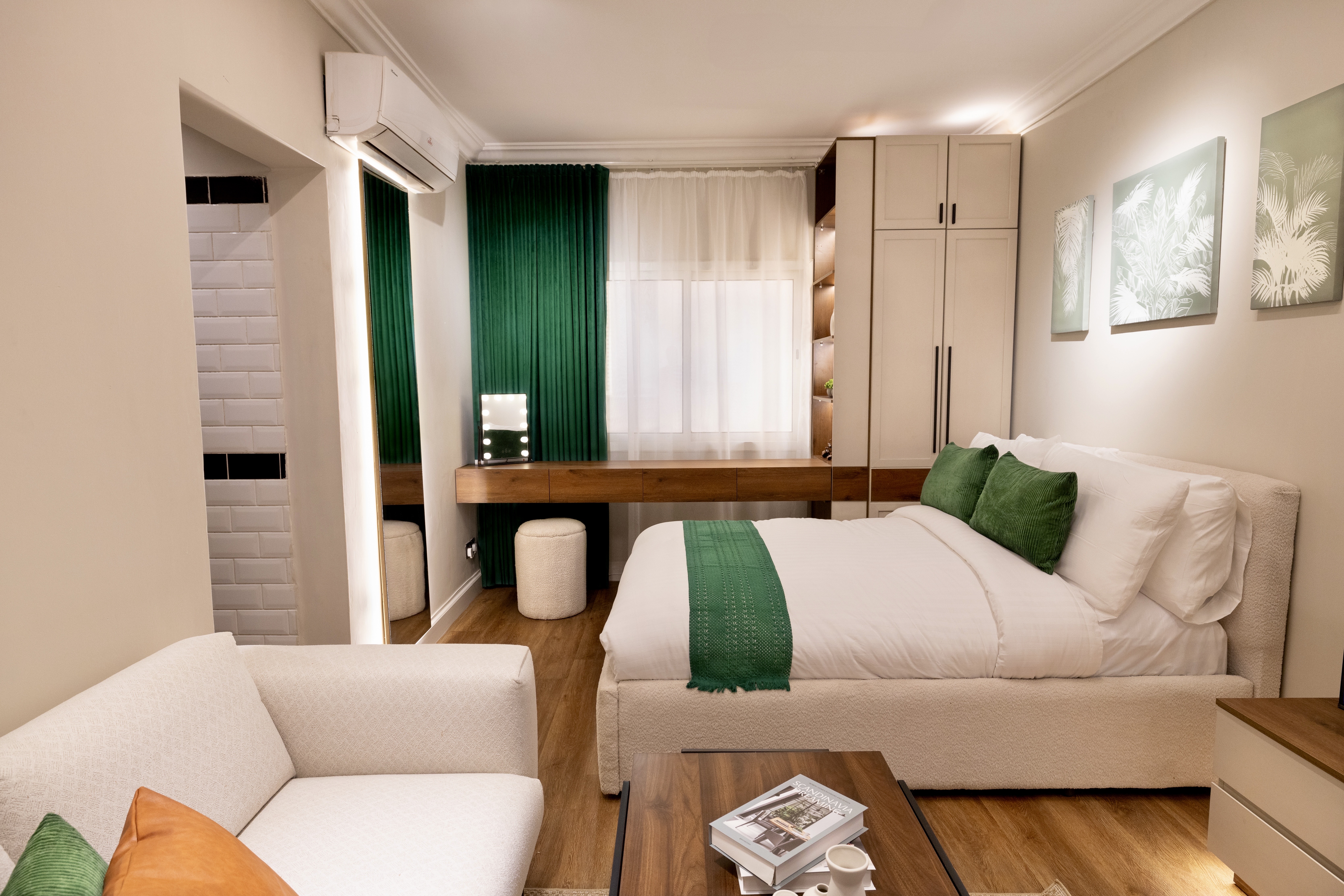 استوديو الملقا | شاشه 65 | تنظيف يومي | دخول ذاتي