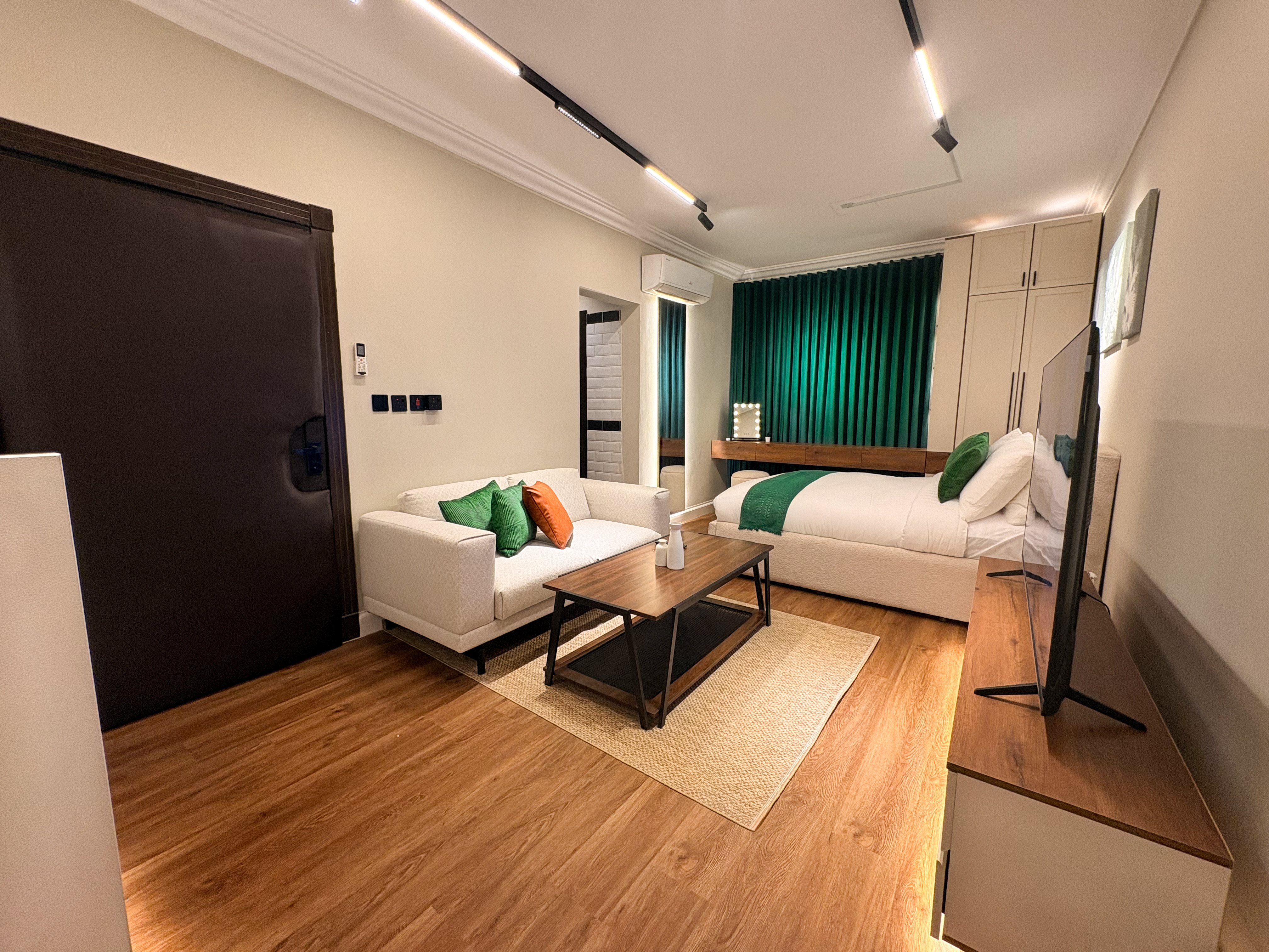 استوديو الملقا | شاشه 65 | تنظيف يومي | دخول ذاتي