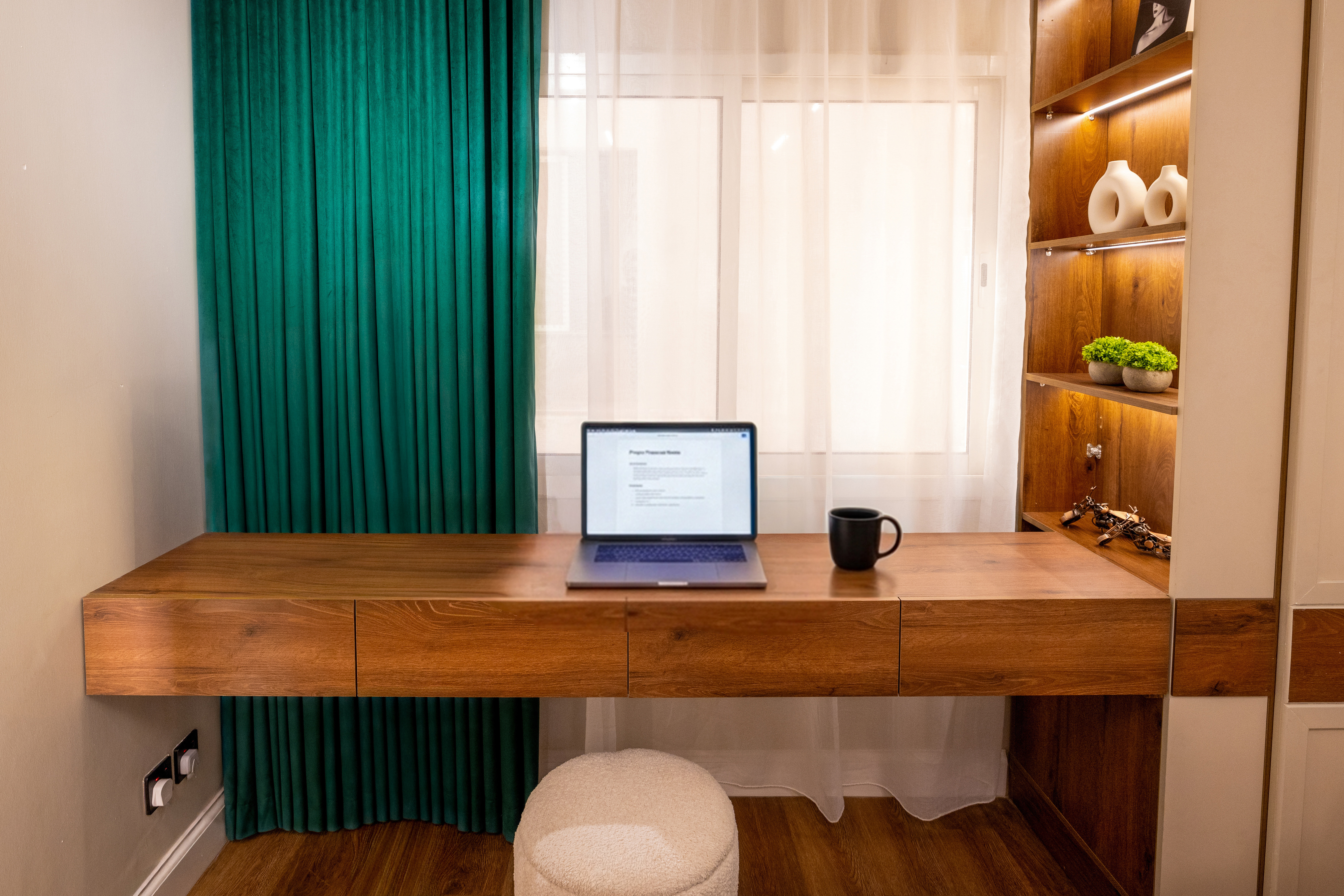 استوديو الملقا | شاشه 65 | تنظيف يومي | دخول ذاتي